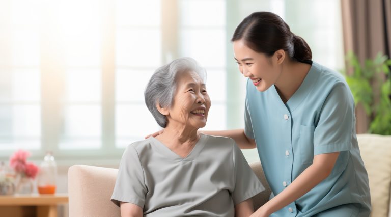 พยาบาลดูแลที่บ้านกับ Caregiver ต่างกันอย่างไร เลือกแบบไหนดี